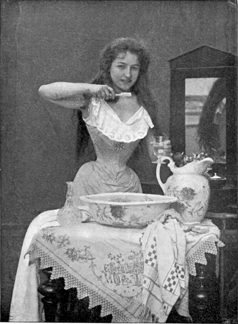 Diş fırçası kullanan bir kız fotoğrafı (1899)