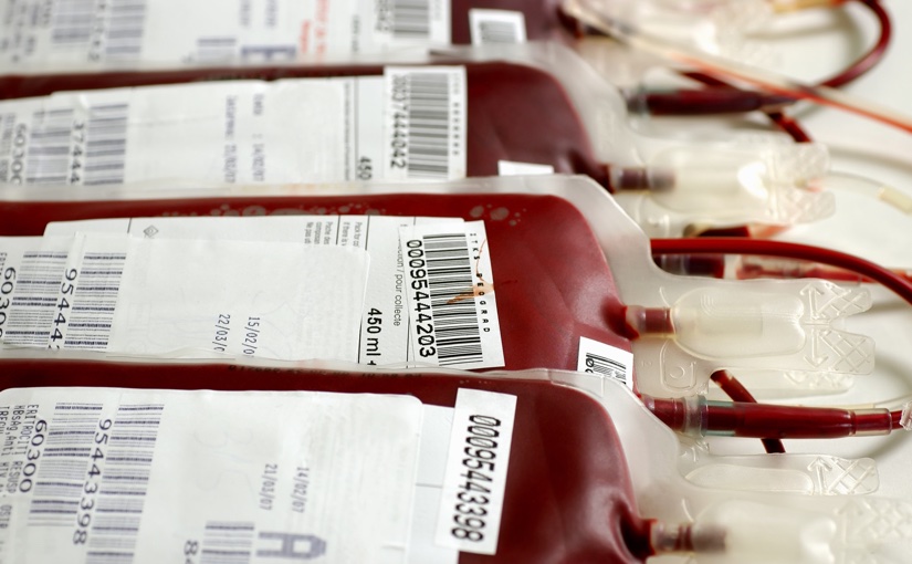 İçerisinde kan nakli için kullanılacak bir dizi kan torbası.